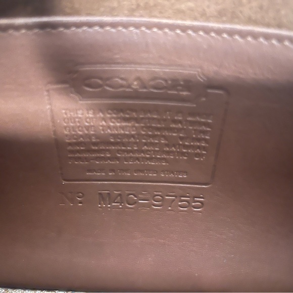 Vintage Coach Pocket Purse
Creed No M4C-9755 (1994). Made in the USA
10x6x2.5 - Picture 4 of 10